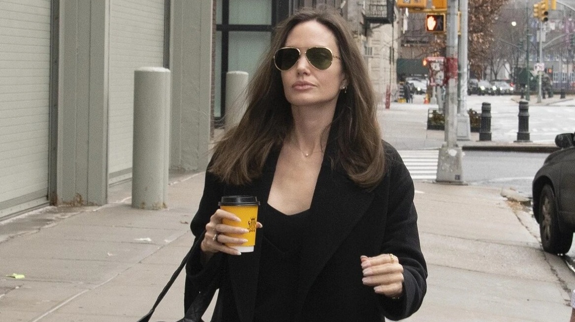 Mια maxi τσάντα και ψηλές μπότες είναι το τέλειο ντουέτο σύμφωνα με την Αντζελίνα Τζολί