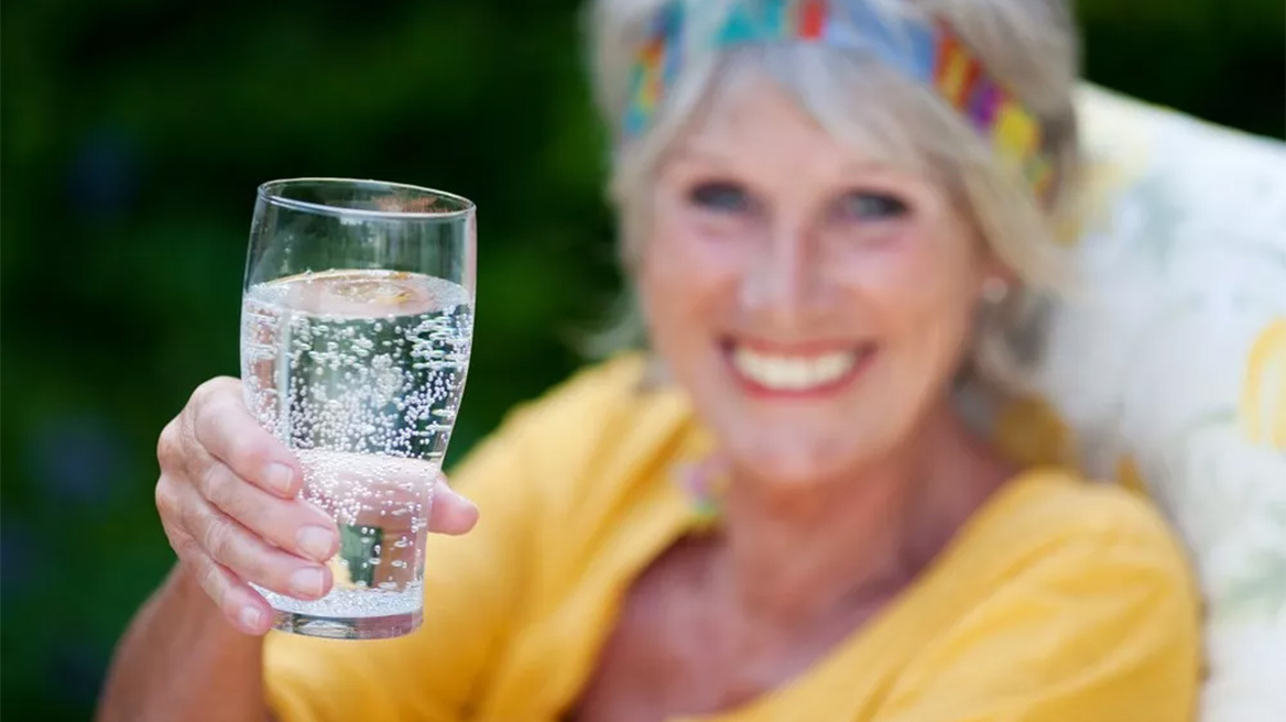 Φυσικώς ανθρακούχο νερό: οι διαφορές του από τα σοδόνερα