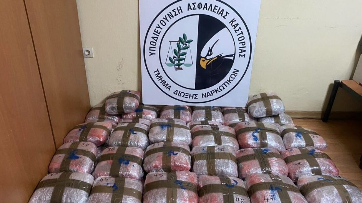 Ψάχνουν τον παραλήπτη 53 κιλών κάνναβης που μετέφερε αλλοδαπός