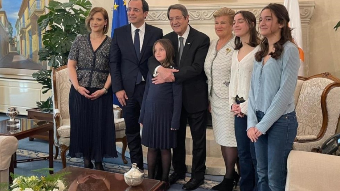 Κύπρος: Ο Αναστασιάδης παρέδωσε στον Χριστοδουλίδη - «Νίκο μου», «πρόεδρέ μου»