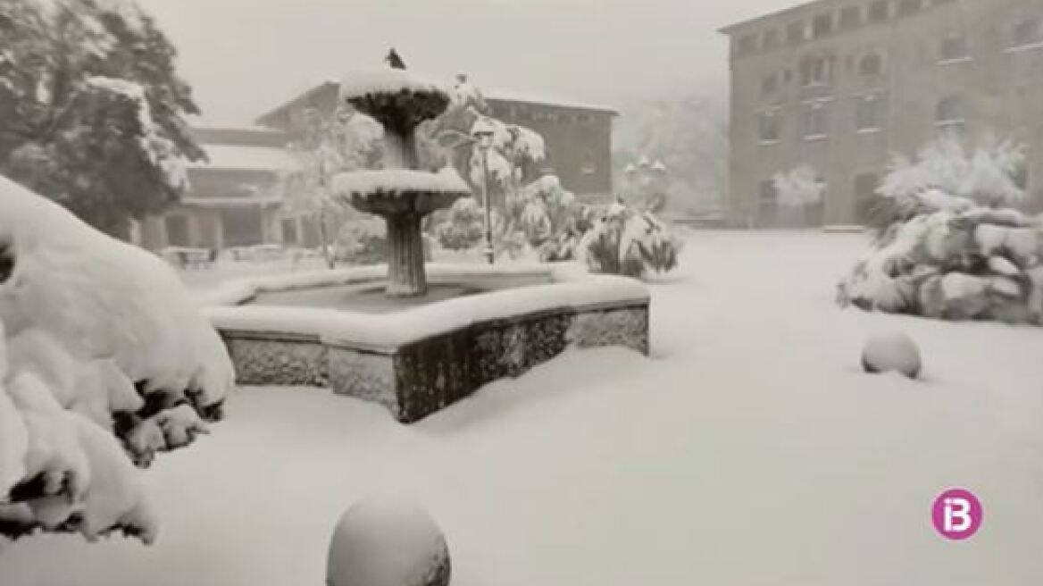 Μαγιόρκα: Εκχιονιστικά ανοίγουν τους δρόμους και απεγκλωβίζουν οδηγούς (βίντεο)