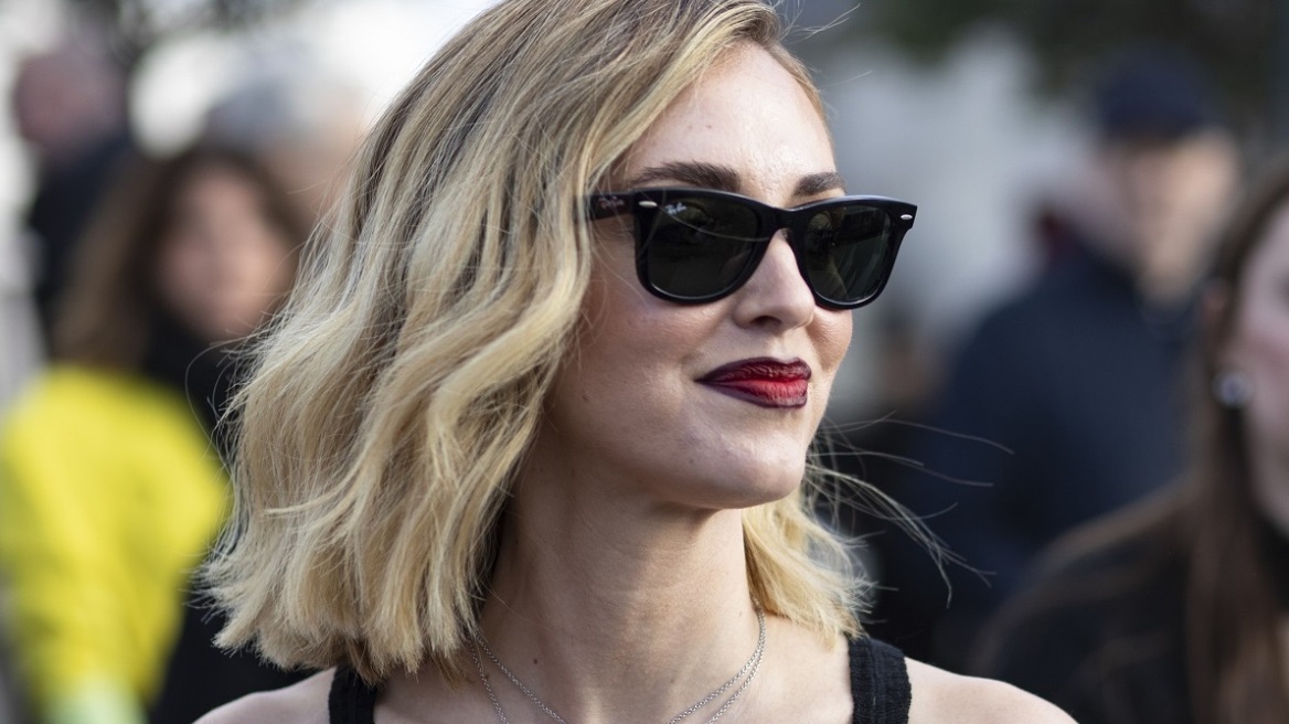 Η Κιάρα Φεράνι συνδυάζει μια μάξι φούστα με τελείως διάφανο φανελάκι