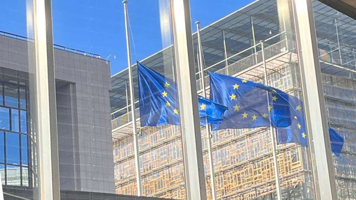 Σύγκρουση τρένων στη Λάρισα: Μεσίστιες οι σημαίες στα κτίρια της Κομισιόν