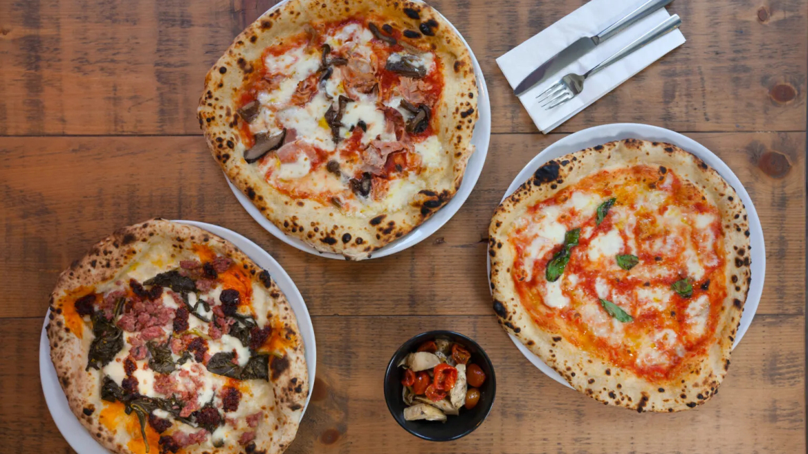 Πίτσα ρομάνα vs Πίτσα ναπολιτάνα: Πού διαφέρουν οι δύο θρυλικές πίτσες  