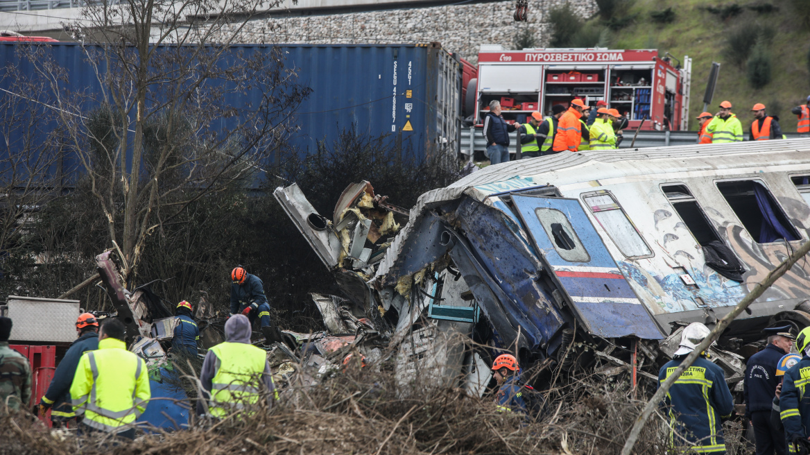 Σύγκρουση τρένων στη Λάρισα: Συγκλονίζει η περιγραφή μητέρας που σώθηκε με το παιδί της - «Ψάχναμε τρύπα να βγούμε»