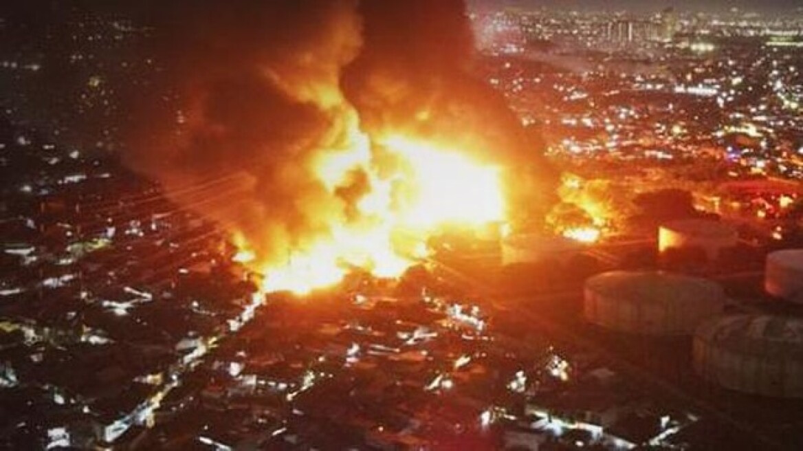 Ινδονησία: Τουλάχιστον 16 νεκροί από φωτιά σε σταθμό αποθήκευσης καυσίμων