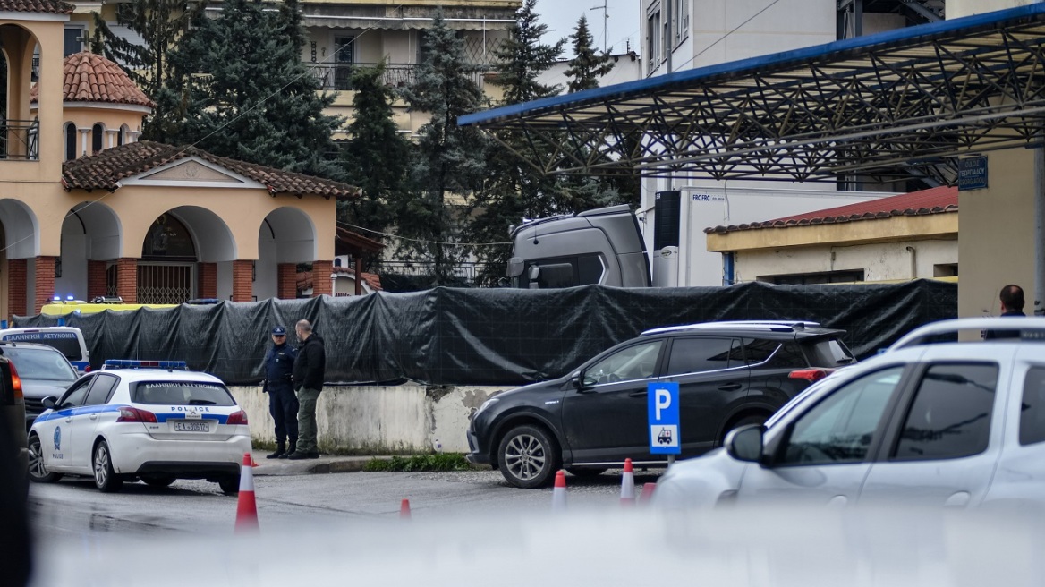Σύγκρουση τρένων: «Η πιο δύσκολη στιγμή είναι να αντικρίζεις τους γονείς», λέει ο γιατρός στο νοσοκομείο Λάρισας