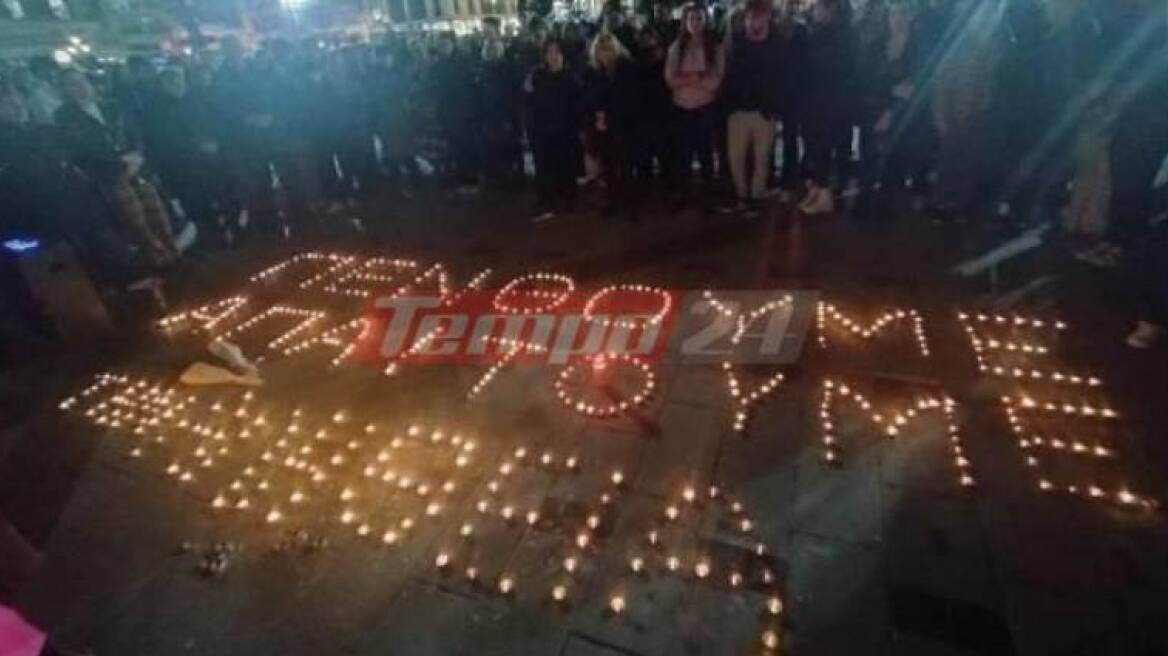 Πάτρα: Σιωπηρή διαμαρτυρία με κεριά και μαύρα μπαλόνια για το δυστύχημα στα Τέμπη