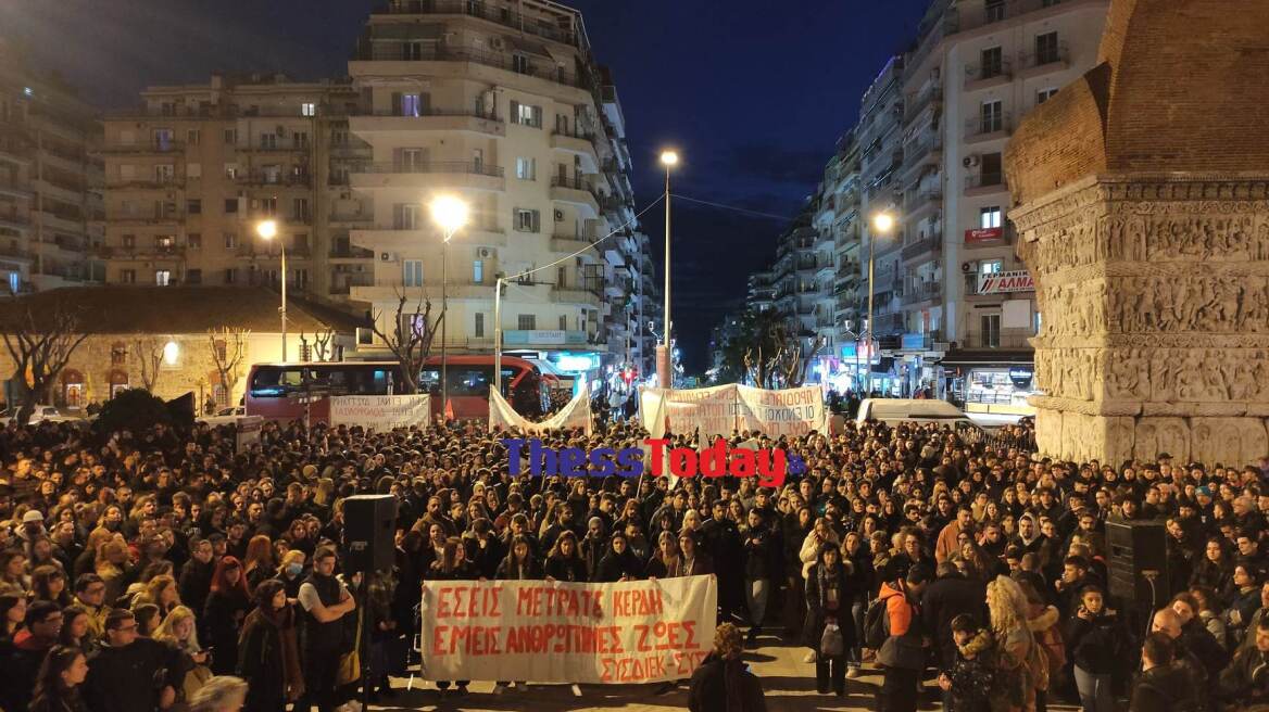 Σύγκρουση τρένων: Μεγάλη πορεία στη Θεσσαλονίκη για το δυστύχημα στα Τέμπη