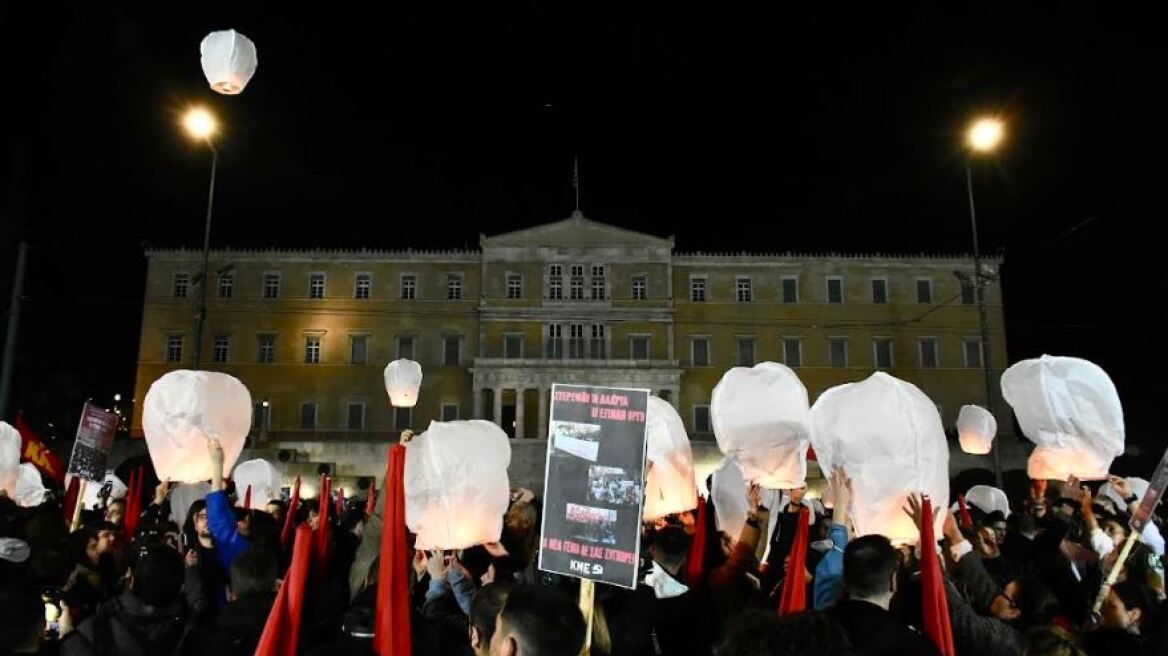 Σύγκρουση τρένων στη Λάρισα - Σύνταγμα: Συγκέντρωση διαμαρτυρίας της ΚΝΕ - Φαναράκια στον ουρανό για τους νεκρούς (φωτογραφίες)
