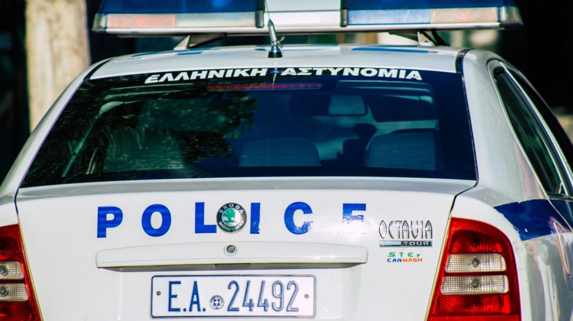 Πλήθος όπλων και αρχαίο αντικείμενο σε σπίτι στη Σαντορίνη