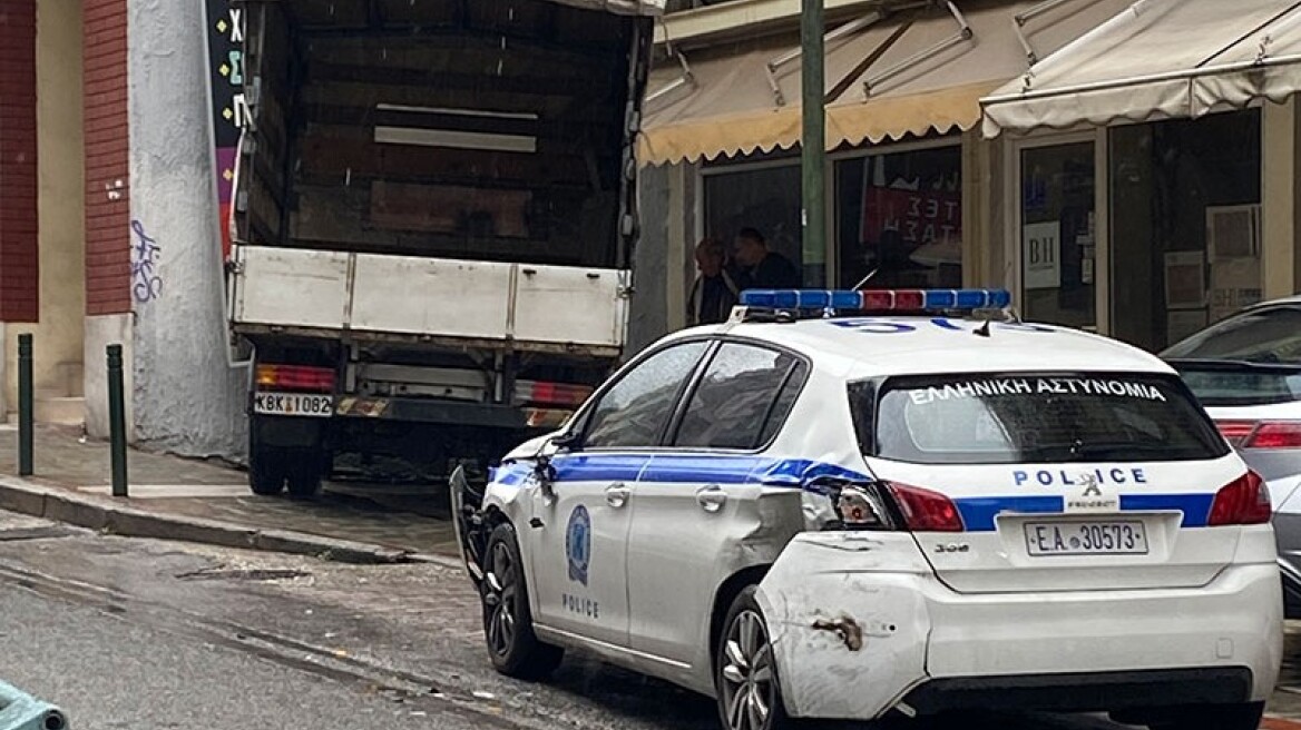 Καβάλα: «Κλείδωσε» το τιμόνι φορτηγού και έπεσε σε περιπολικό