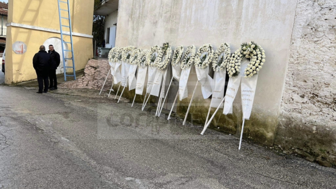 Σύγκρουση τρένων στα Τέμπη: Θλίψη στην κηδεία της 55χρονης Μαρίας Μίαρη στην Κέρκυρα