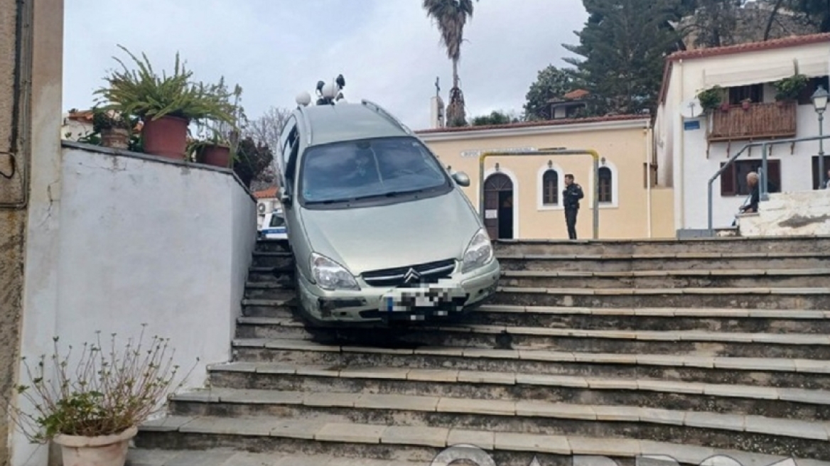 Καλαμάτα: Οδηγός 92 ετών κατέβηκε σκαλιά... με το αυτοκίνητο - Δείτε φωτογραφίες