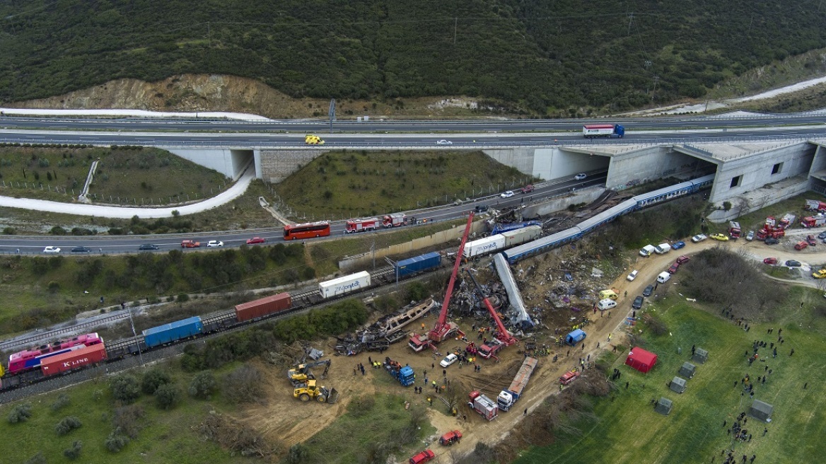 Σύγκρουση τρένων - Μαρτυρία επιβάτη: «Σώθηκα από τύχη, 15 λεπτά πριν το δυστύχημα ήμουν στο κυλικείο»