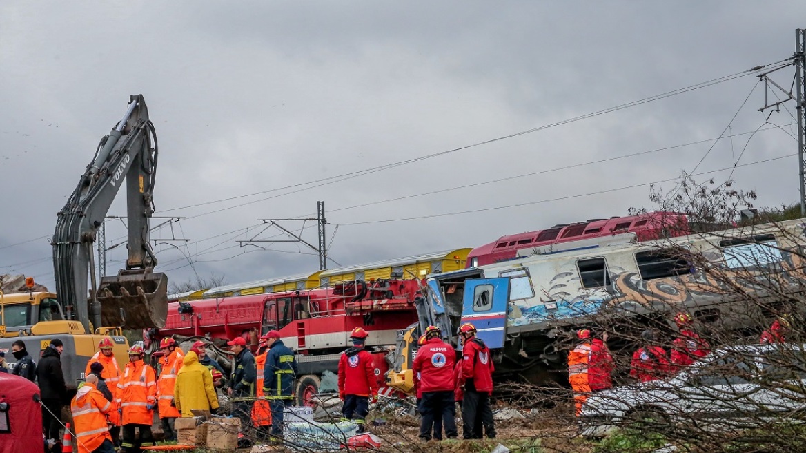 Σύγκρουση τρένων: «Έλαβα ένα τηλεφώνημα από την Hellenic Train, ειρωνικό», λέει επιζών