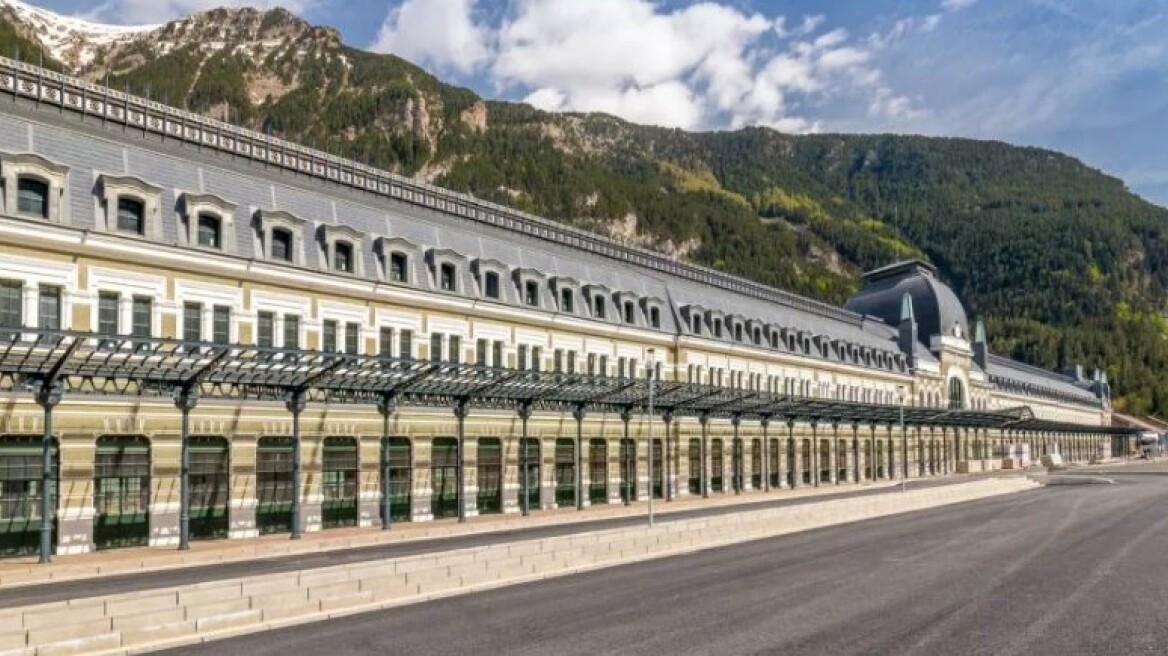 Πώς ένας εγκαταλελειμμένος σιδηροδρομικός σταθμός μετατράπηκε σε εντυπωσιακό ξενοδοχείο (pics)