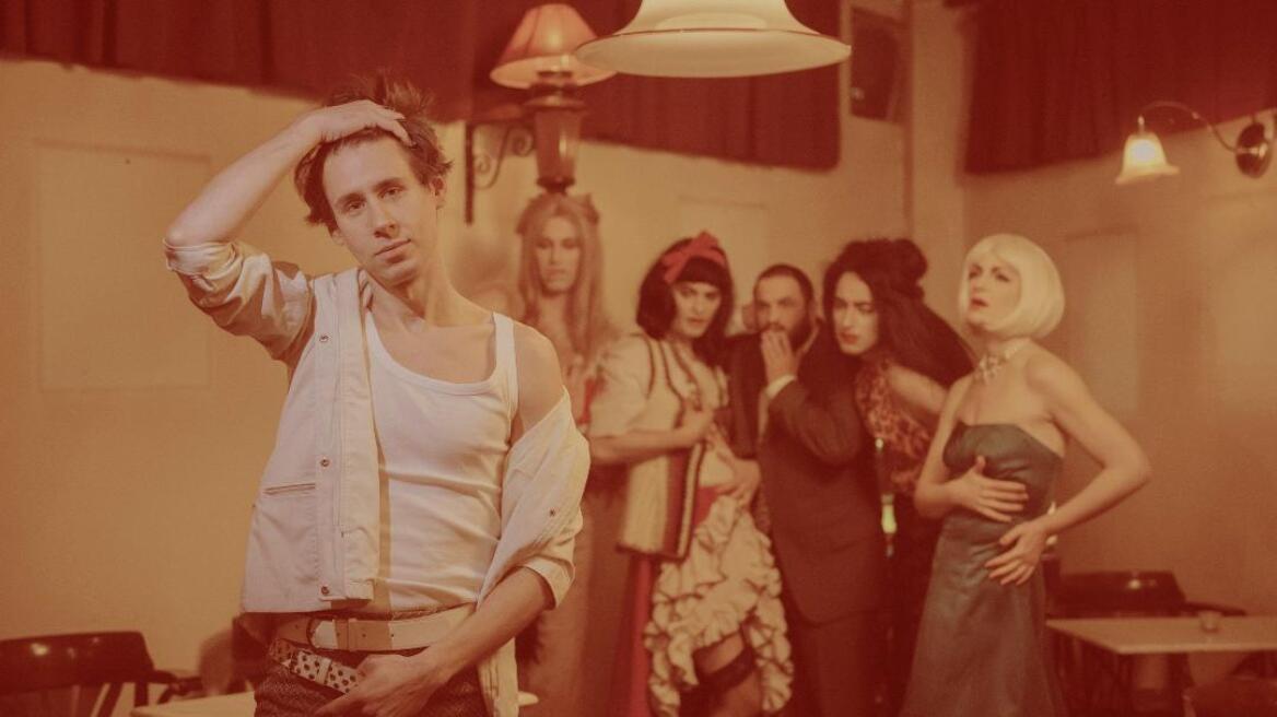 Θέατρο «Μπέλλος»: Μεταφέρει στο σανίδι το μυθιστόρημα «Μπλε καστόρινα παπούτσια»