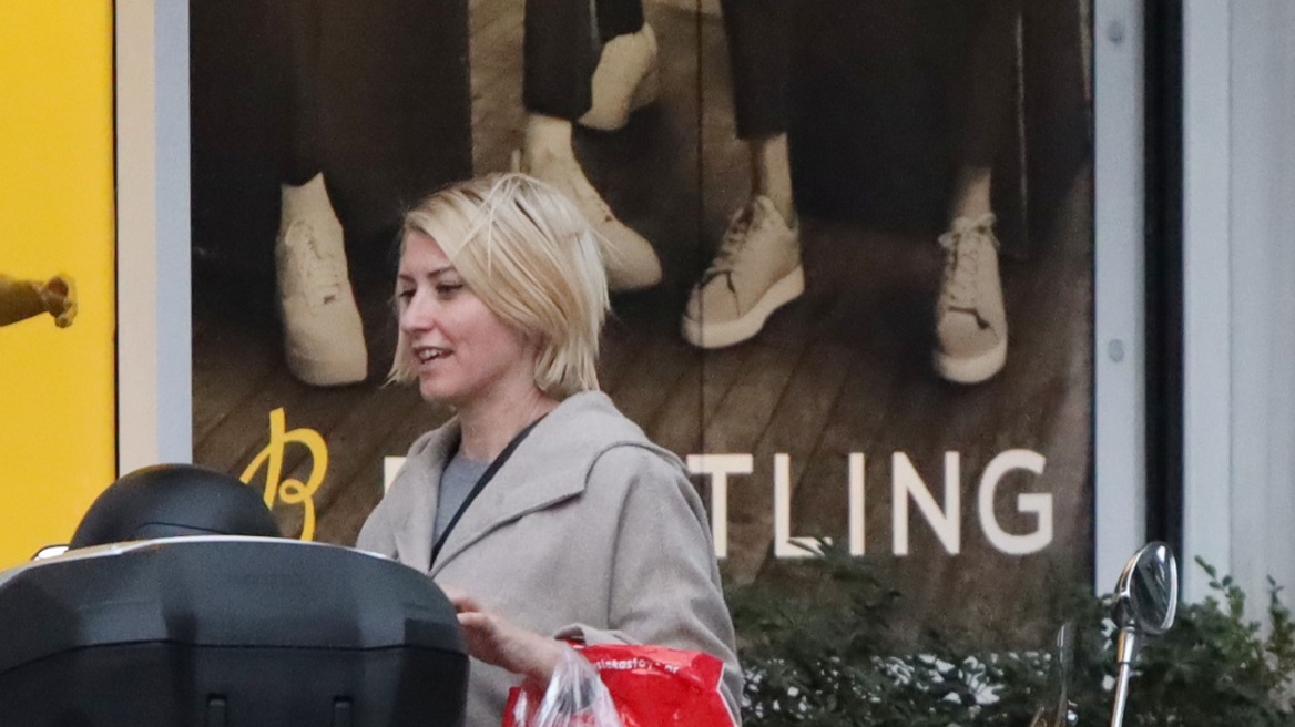 Σία Κοσιώνη: Το άνετο, casual στυλ σε πρωινή εμφάνιση 