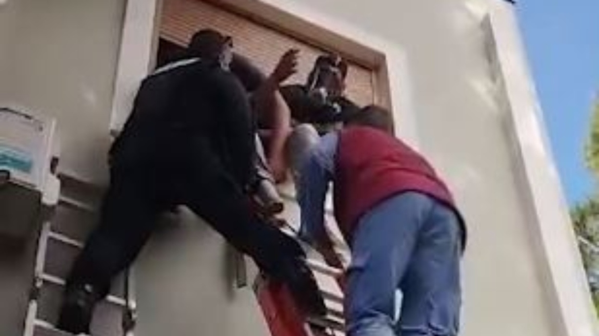 Ανατολική Αττική: Η ΔΙΑΣ απεγκλώβισε ανήλικο από διαμέρισμα που φλεγόταν - Δείτε βίντεο