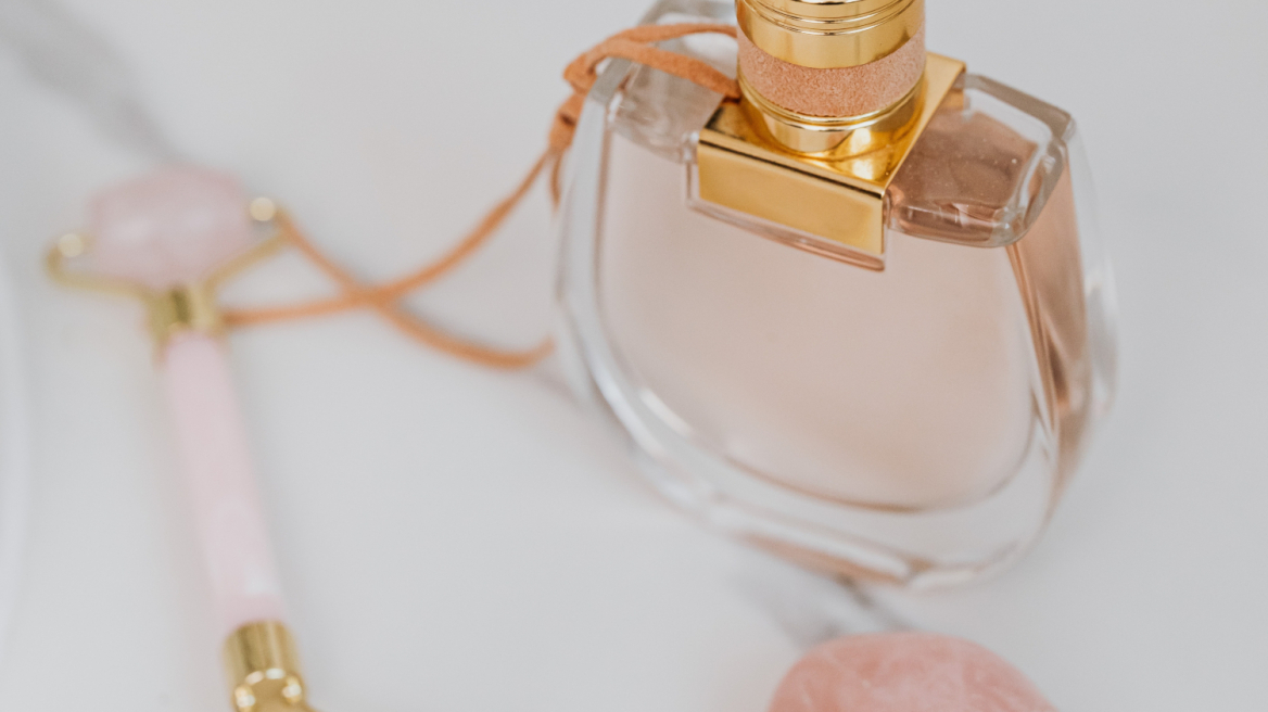 10 αρώματα που πρέπει να δοκιμάσετε αν αγαπάτε τις φλοράλ μυρωδιές