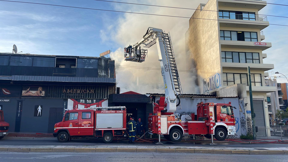 Υπό έλεγχο η φωτιά σε νυχτερινό μαγαζί στο Γκάζι - Κλειστή η άνοδος της Πειραιώς