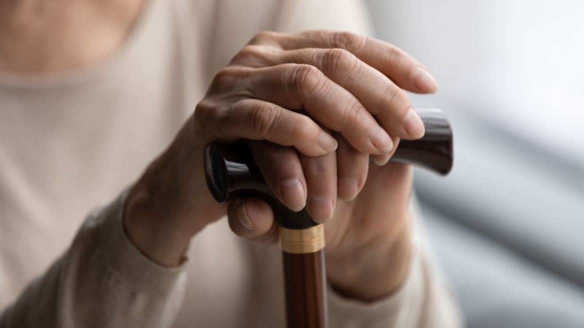 Ληστεία στη Γλυφάδα: Κόντεψαν να πνίξουν και έσυραν στο έδαφος 85χρονη για να της πάρουν μια αλυσίδα 