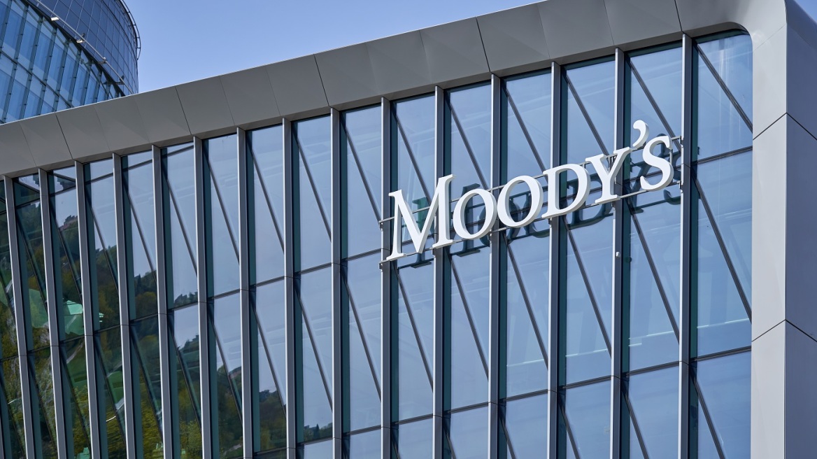 Moody’s: Θετικές οι προοπτικές των ελληνικών τραπεζών – Οι εκτιμήσεις για την οικονομία
