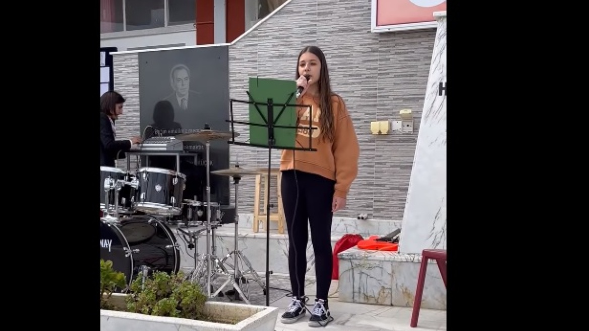 Τουρκοκύπρια μαθήτρια τραγουδά Χαρούλα Αλεξίου - Δείτε το βίντεο