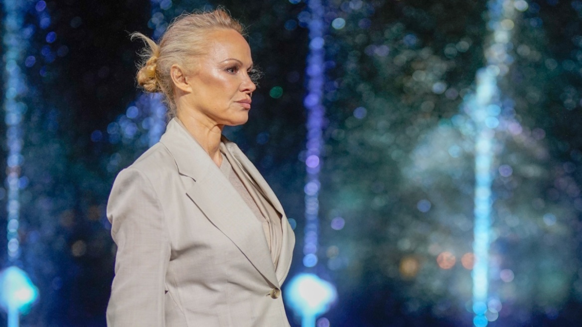 Πάμελα Άντερσον: Αγνώριστη στην πασαρέλα