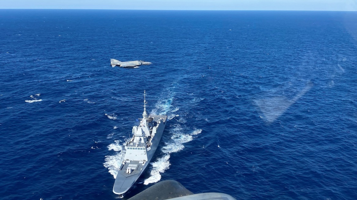 Συνεκπαίδευση μαχητικών αεροσκαφών της Πολεμικής Αεροπορίας με τη γαλλική φρεγάτα FS Languedoc