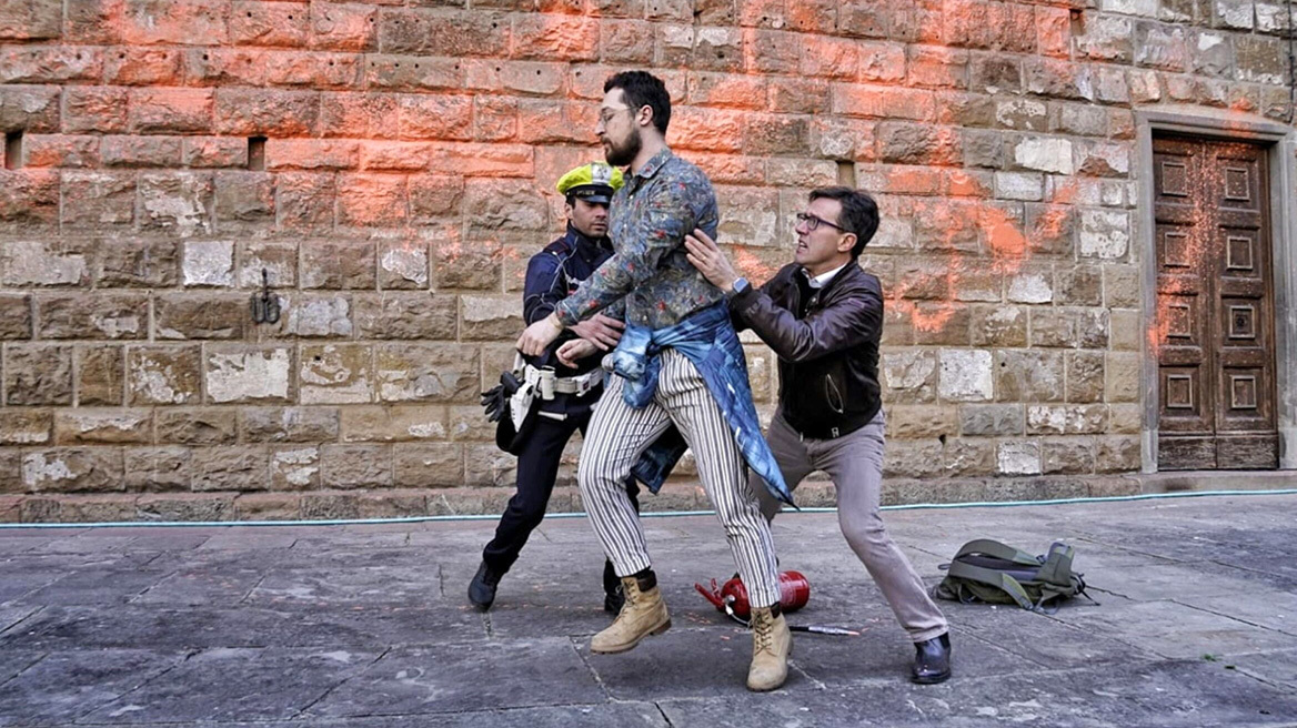 Βίντεο: Ο δήμαρχος της Φλωρεντίας ορμά έξαλλος σε ακτιβιστή που ρίχνει μπογιά στο Παλάτσο Βέκιο