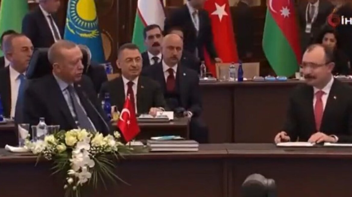 Ρετζέπ Ταγίπ Ερντογάν: «Τι υπογραφή είναι αυτή; Να την αλλάξεις» είπε on camera στον υπουργό Εμπορίου