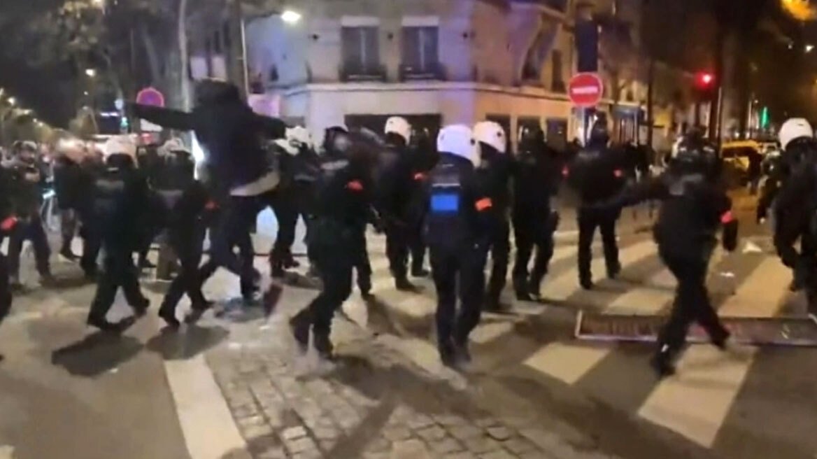 Διαδηλωτής στο Παρίσι χτύπησε αστυνομικό με κλωτσιά αλά Kung Fu