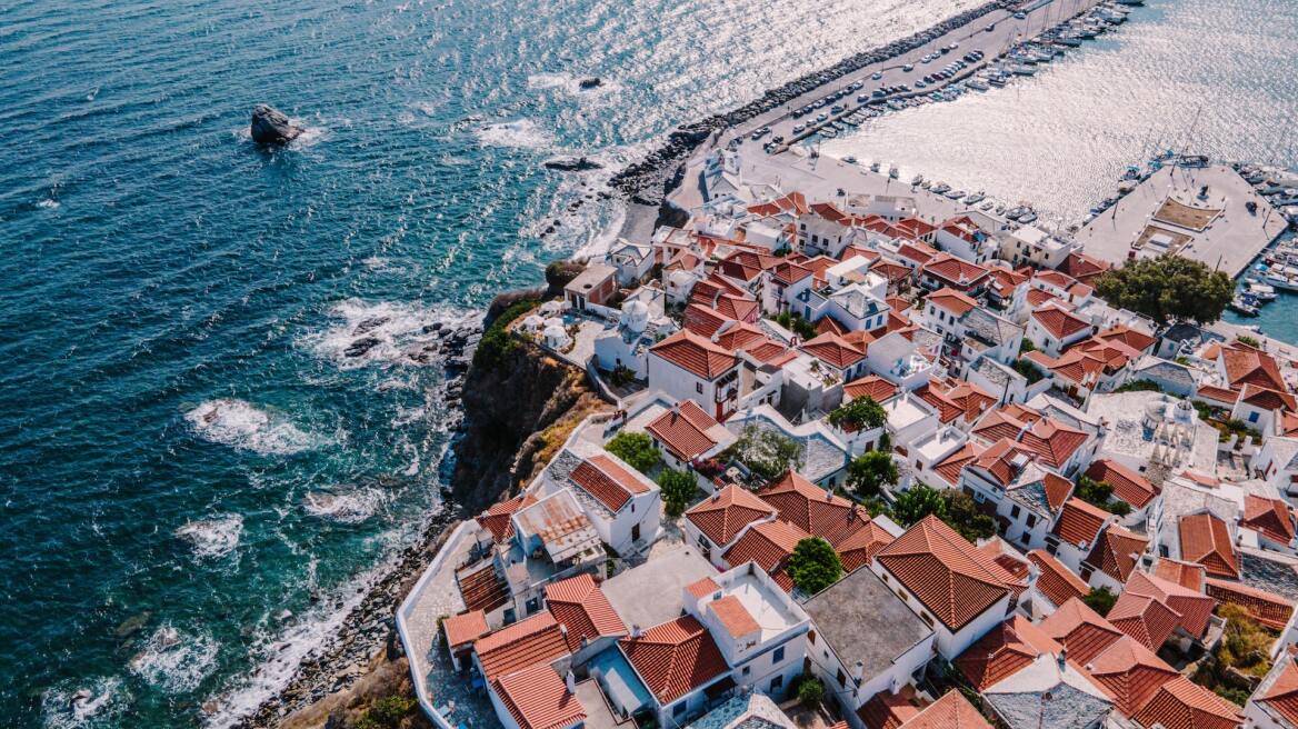 To ελληνικό νησί που βρίσκεται μέσα στους 10 πιο εμβληματικούς προορισμούς για ταινίες, σύμφωνα με τη Mirror