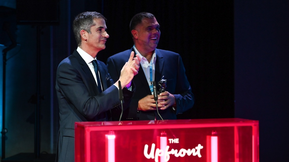 Συγκινητική βράβευση του Δημήτρη Παπανικολάου από τον Κώστα Μπακογιάννη