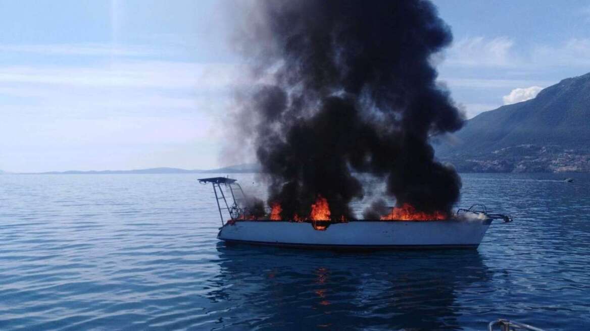 Φωτιά σε θαλαμηγό ανοιχτά της Νικιάνας στη Λευκάδα - Δείτε φωτογραφίες, βίντεο