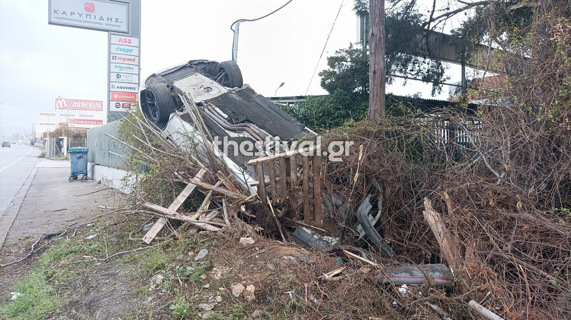 Θεσσαλονίκη: Αυτοκίνητο τούμπαρε και έπεσε πάνω σε φράχτη και κλαδιά - Δείτε φωτογραφίες