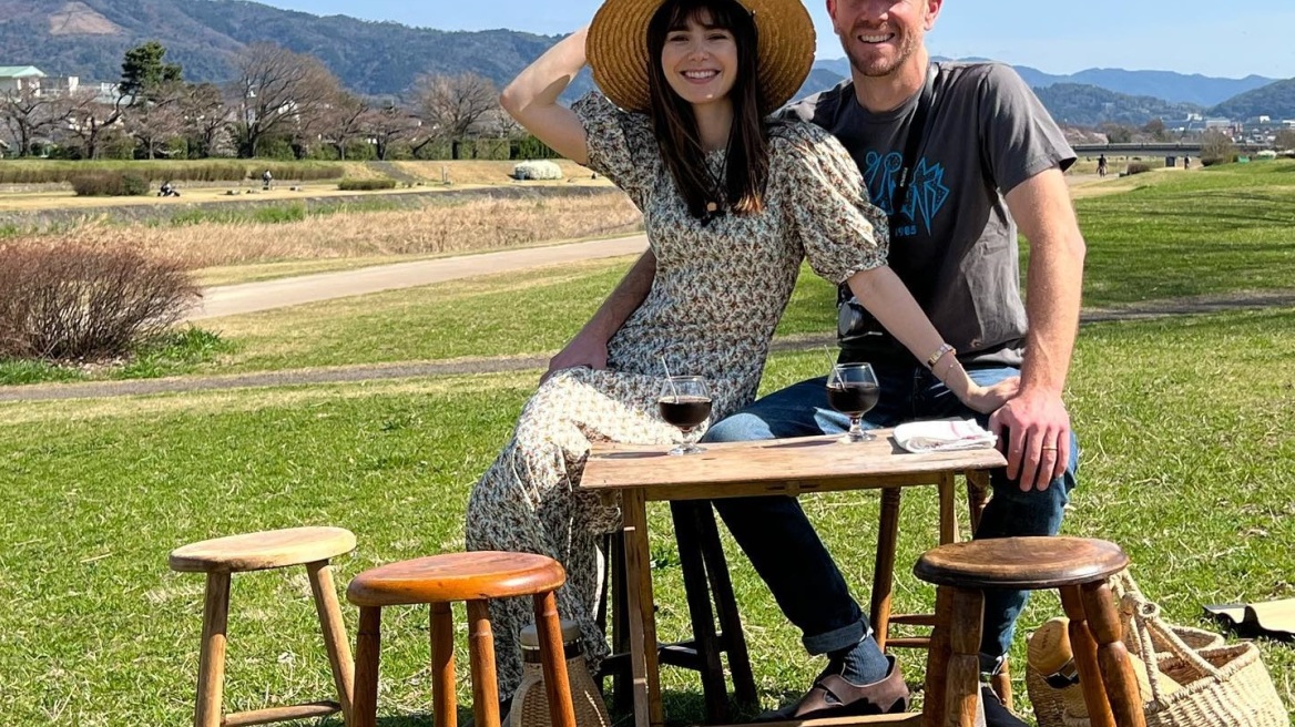 Πώς να φορέσετε ένα ανοιξιάτικο φόρεμα με σανδάλια σύμφωνα με τη Λίλι Κόλινς