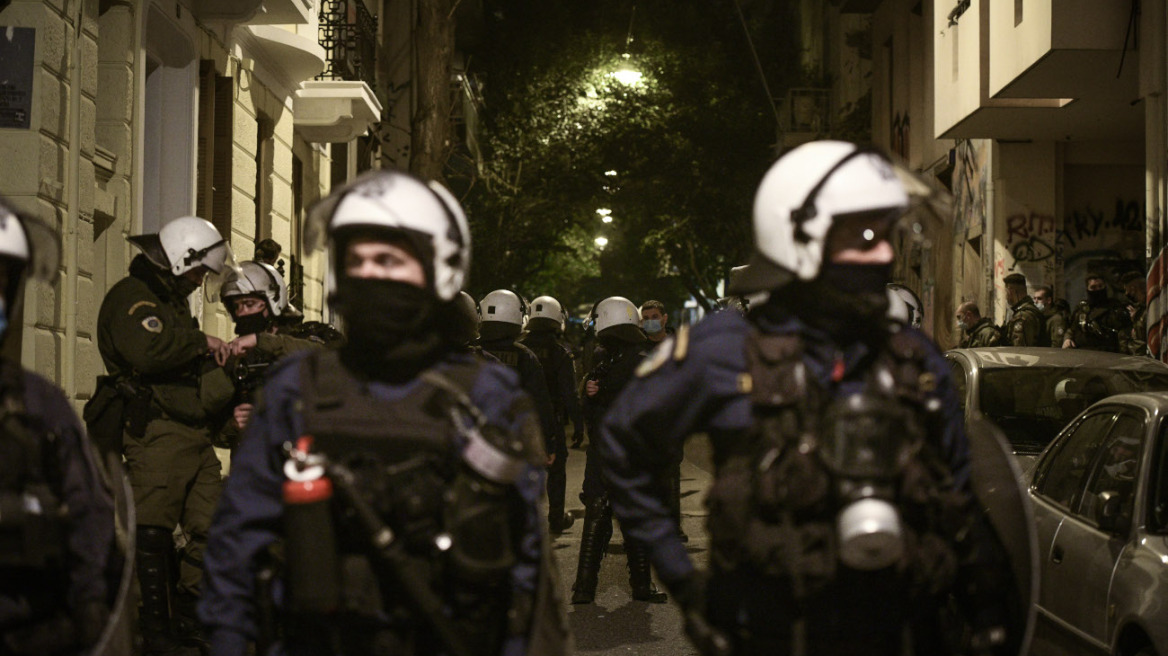 Εξάρχεια: 17χρονος Πολωνός απείλησε αστυνομικούς των ΜΑΤ με ψεύτικο όπλο