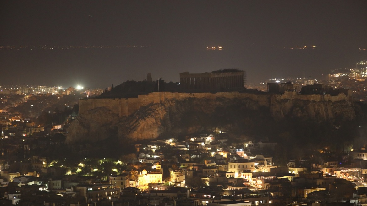 H «Ώρα της Γης»: Η Ακρόπολη και η Βουλή έσβησαν τα φώτα τους - Δείτε φωτογραφίες