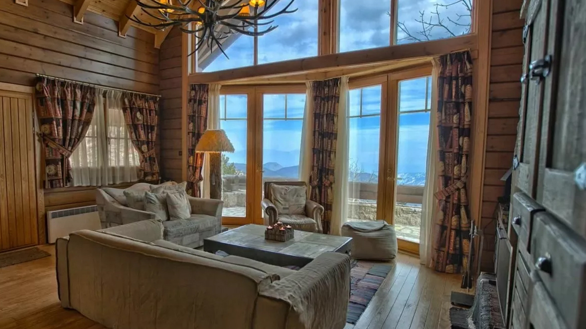 Δωμάτιο με θέα: Το Grand Chalet στα Ανω Τρίκαλα Κορινθίας