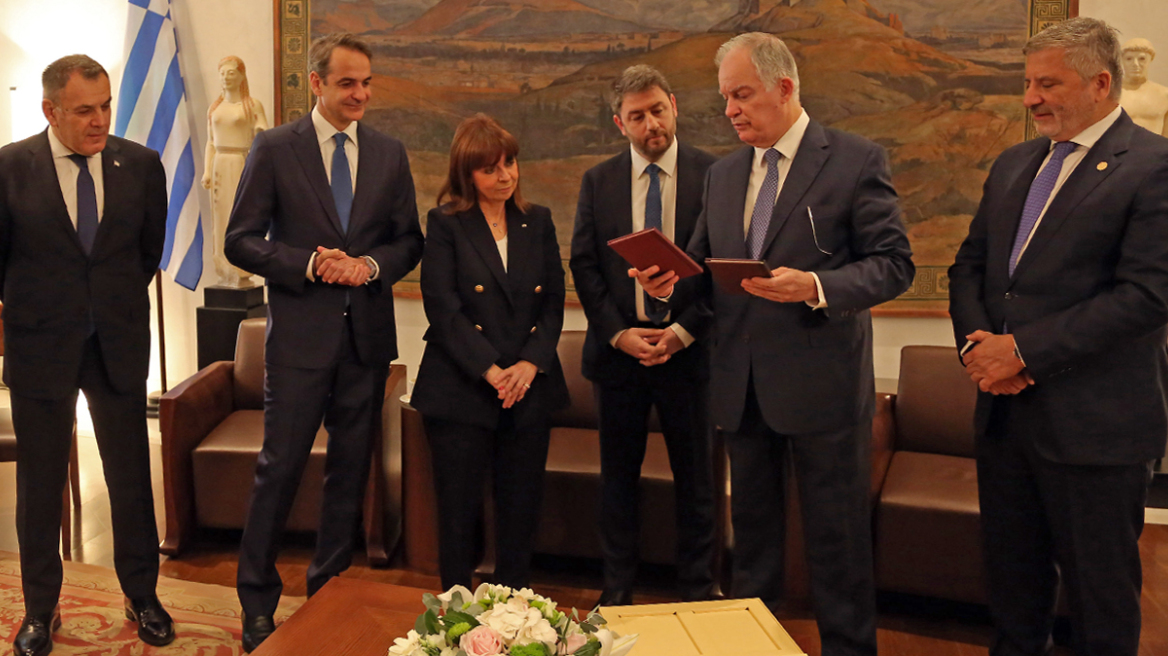 Πρώτη συνάντηση Μητσοτάκη - Ανδρουλάκη στη Βουλή μετά τη σύγκρουση για τον «άγνωστο Χ πρωθυπουργό»