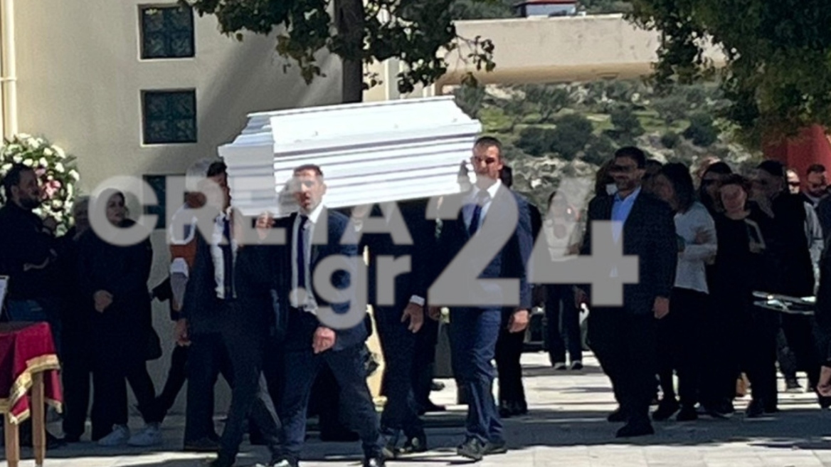 Κρήτη: Ανείπωτος θρήνος στο τελευταίο «αντίο» στην 22χρονη Πένυ - Δείτε βίντεο και φωτογραφίες