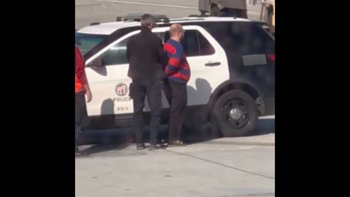 ΗΠΑ: Επιβάτης αεροπλάνου άνοιξε την πόρτα και έκανε... τσουλήθρα στην έξοδο κινδύνου