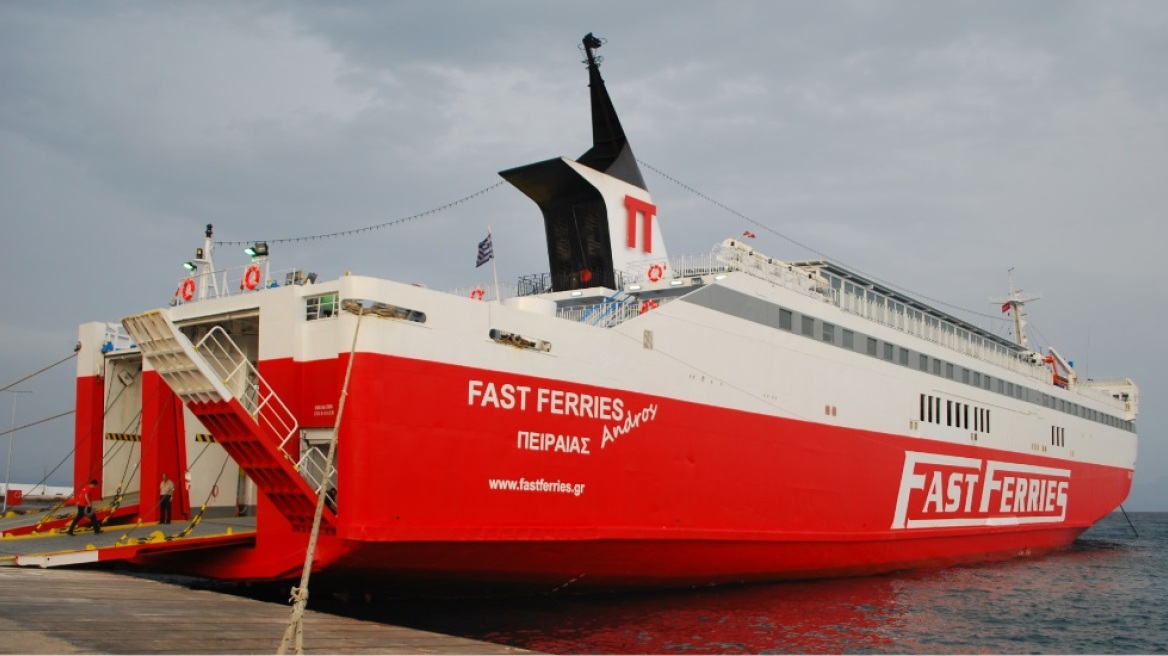 Μηχανική βλάβη στο «Fast Ferries Andros» στο λιμάνι της Μυκόνου