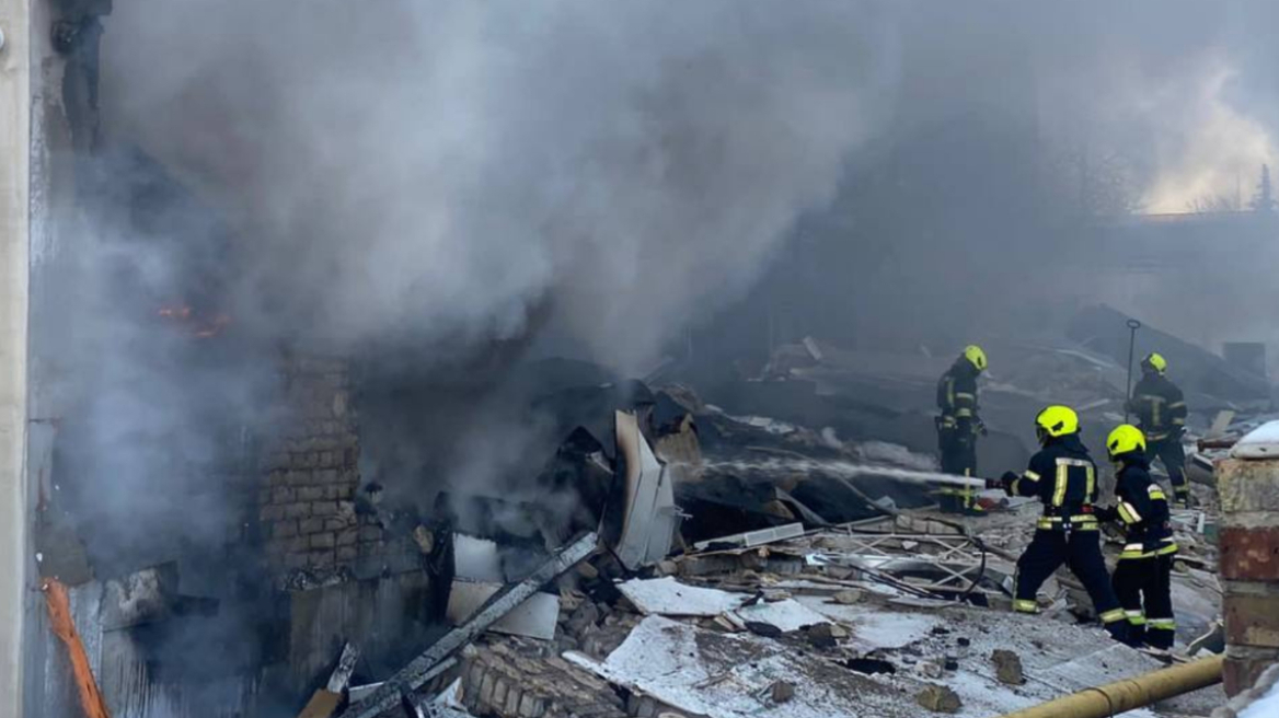 Πόλεμος στην Ουκρανία: Κατάστημα στις φλόγες έπειτα από εκρήξεις στο Κίεβο