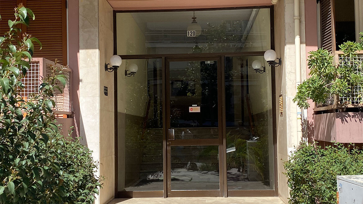 Νέα Σμύρνη: Βίντεο δείχνει τον 17χρονο να τρέχει στο δρόμο λίγο αφότου τραυμάτισε τη μητέρα του