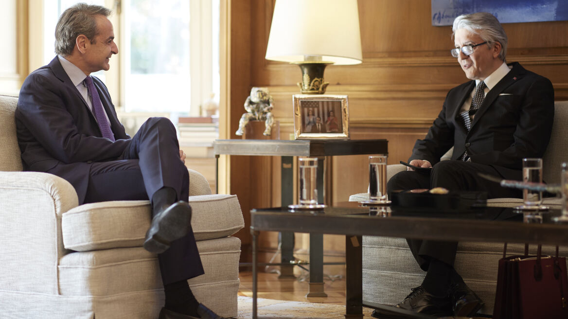 Εθιμοτυπική συνάντηση Μητσοτάκη με τον νέο πρέσβη της Τουρκίας