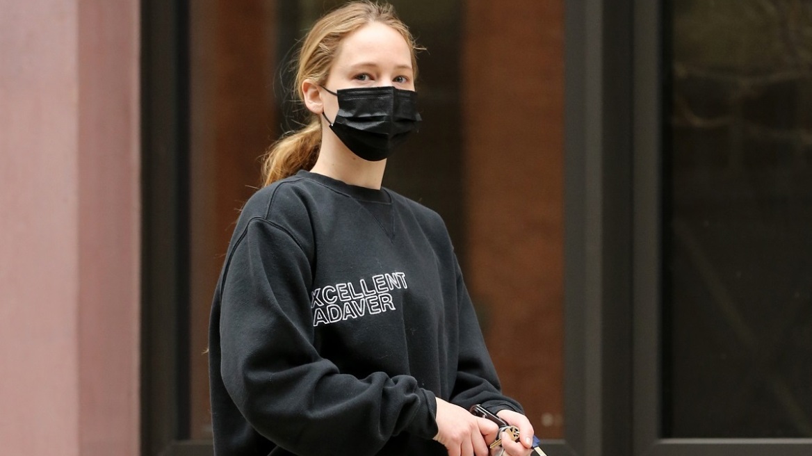Τζένιφερ Λόρενς: Stylish στο γυμναστήριο με μαύρο κολάν και φούτερ